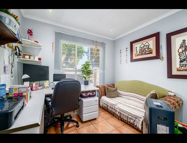 4 BEDROOM TOWNHOUSE TO LET IN SUNDOWNER